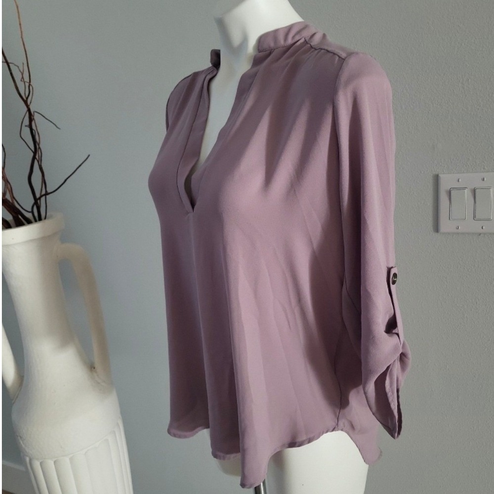 Lush Dusty Mauve Roll Tab Sleeve Split V-Neck Blouse Lavender Relaxed Fit MED - Picture 2 of 4